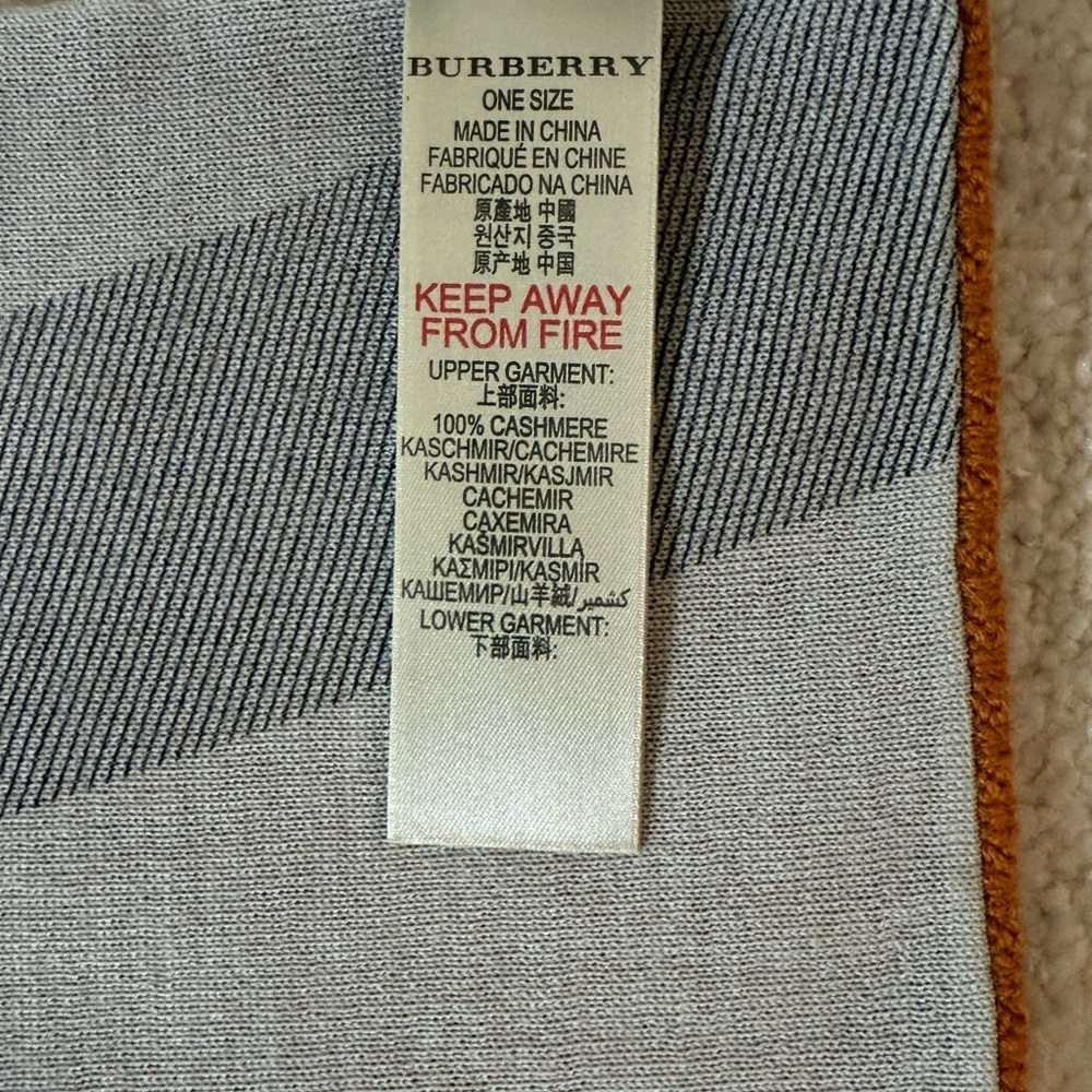 Burberry Men’s Solid to Check Cashmere Scarf - Picture 4 of 7
